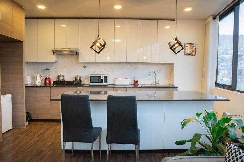 Stylish Modern Apt in LP City - image 7
