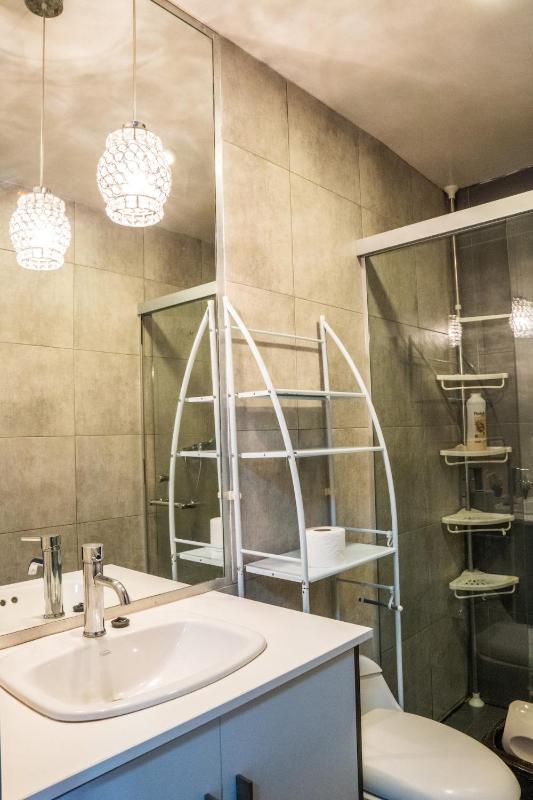 Stylish Modern Apt in LP City - image 4