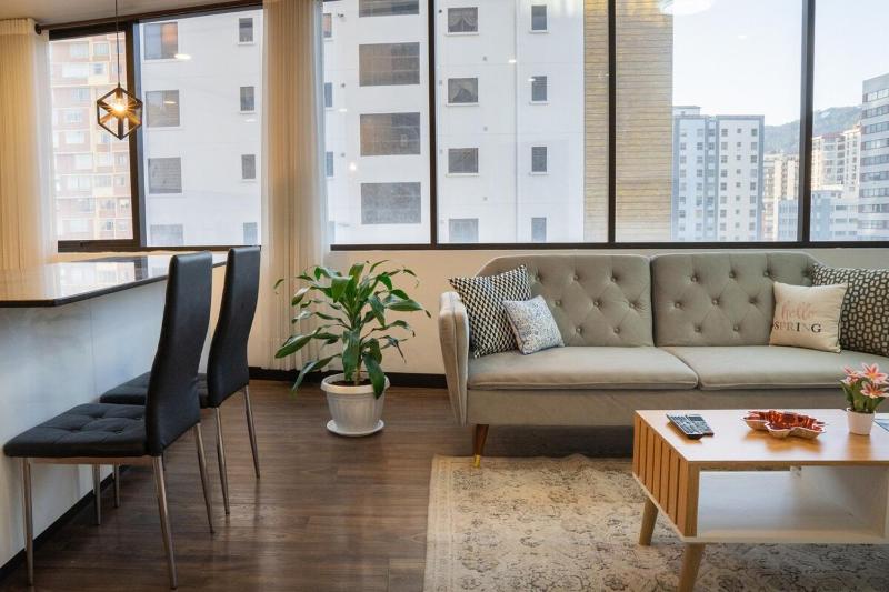 Stylish Modern Apt in LP City - image 9