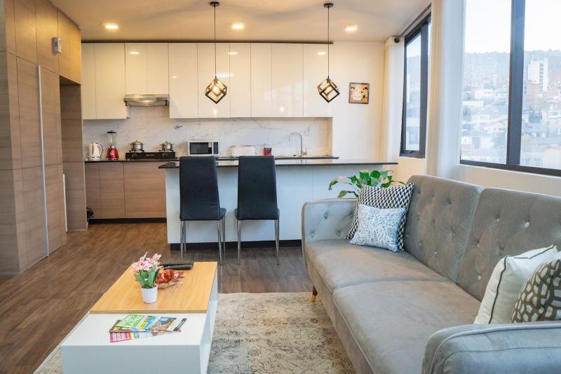 Stylish Modern Apt in LP City - image 6