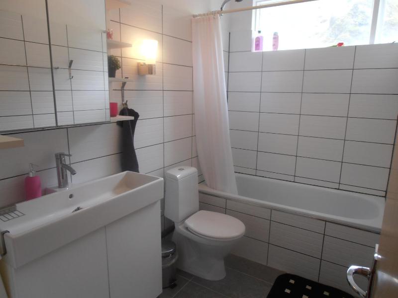 Single Room with Shared Bathroom image 2