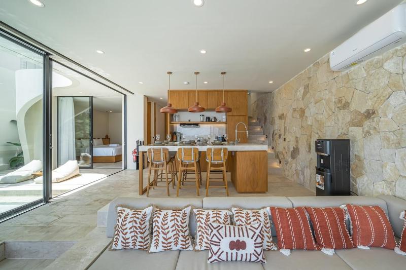 Villa Brisa - Luxury 3BR in Bingin Hills with BBQ & Ocean View - image 10