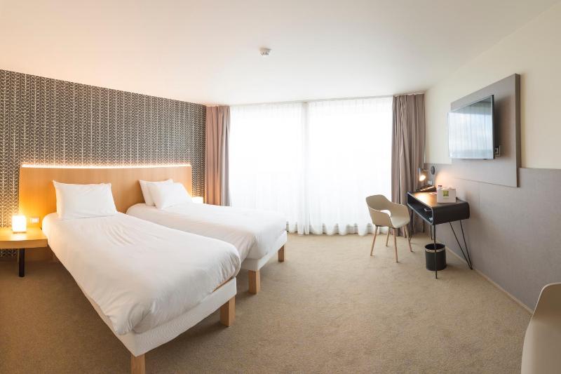 Superior Room with two single beds image 3