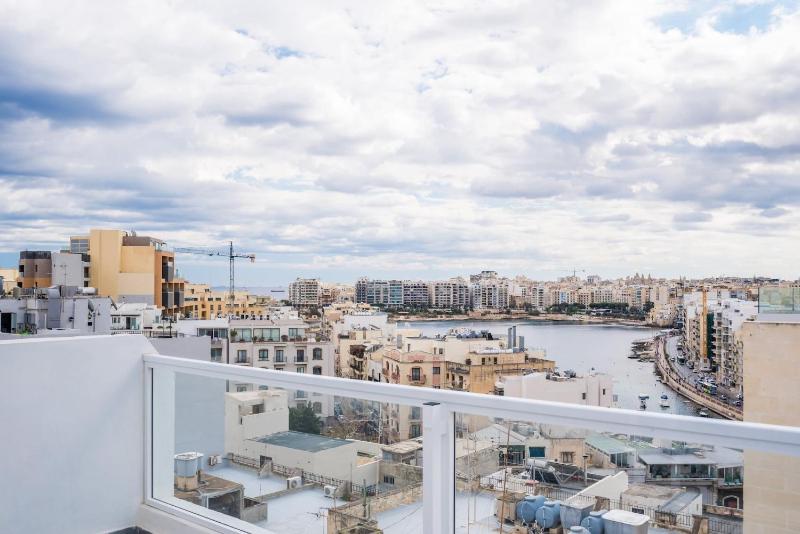 BnBNova - Private Penthouse with Terrace Spinola Bay - image 7
