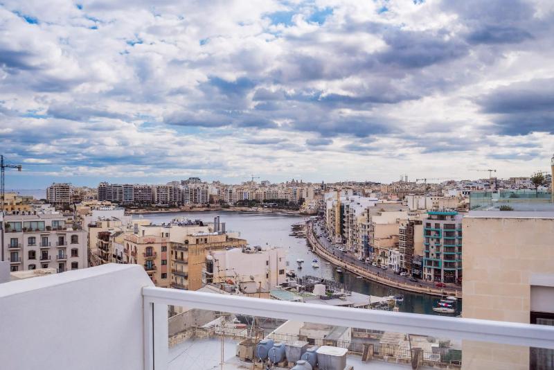 BnBNova - Private Penthouse with Terrace Spinola Bay - image 5
