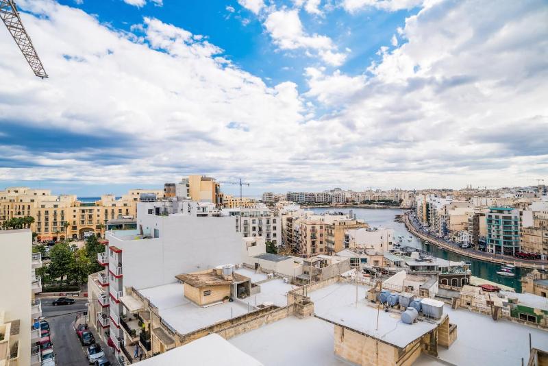 BnBNova - Private Penthouse with Terrace Spinola Bay - image 9