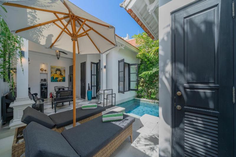 Villa Elysa - Romantic 1BR Retreat 2 Min to Berawa Beach - image 18
