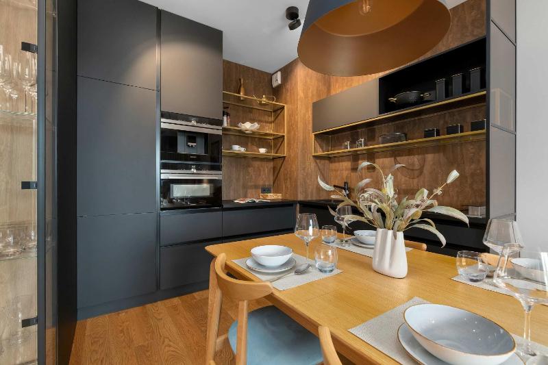 Designerski Apartament z Balkonem i Parkingiem Blisko Centrum by Renters Premium - image 6