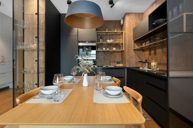 Designerski Apartament z Balkonem i Parkingiem Blisko Centrum by Renters Premium - image 15