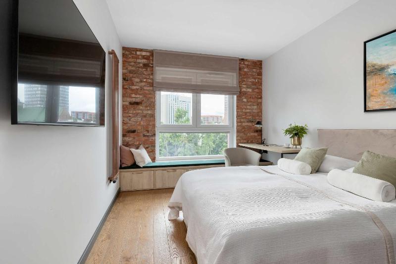 Designerski Apartament z Balkonem i Parkingiem Blisko Centrum by Renters Premium - image 13