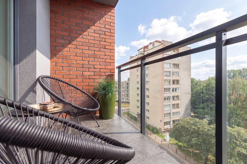 Designerski Apartament z Balkonem i Parkingiem Blisko Centrum by Renters Premium - image 9