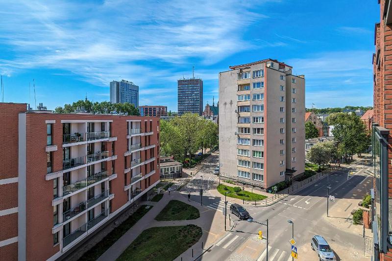Designerski Apartament z Balkonem i Parkingiem Blisko Centrum by Renters Premium - image 12