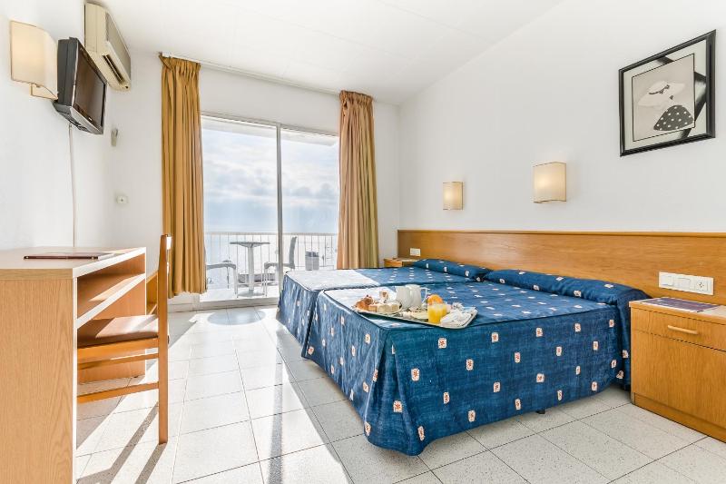 Standard Twin Room with Sea View image 2