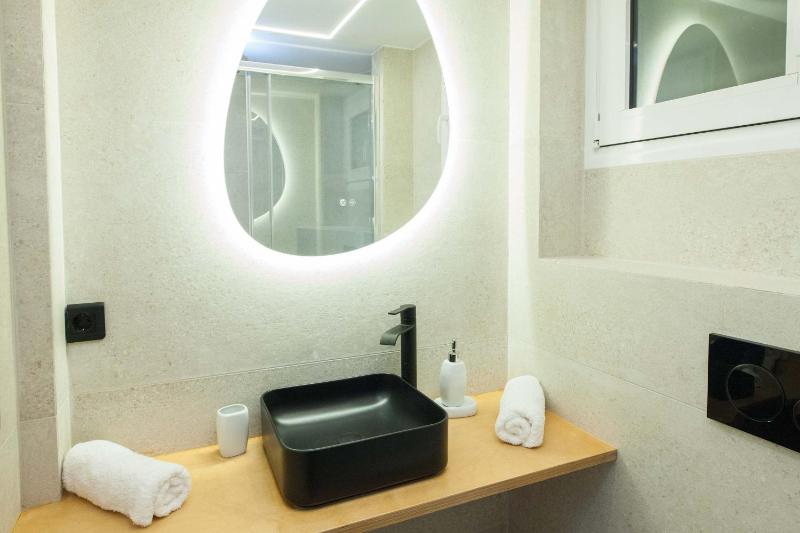 Urban 2 Bd Home in Vibrant Galatsi - image 16
