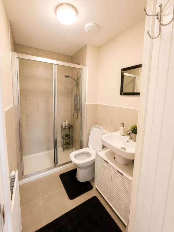 Elegant 4 Bedroom House Sleeps 8 Private Garden - image 20