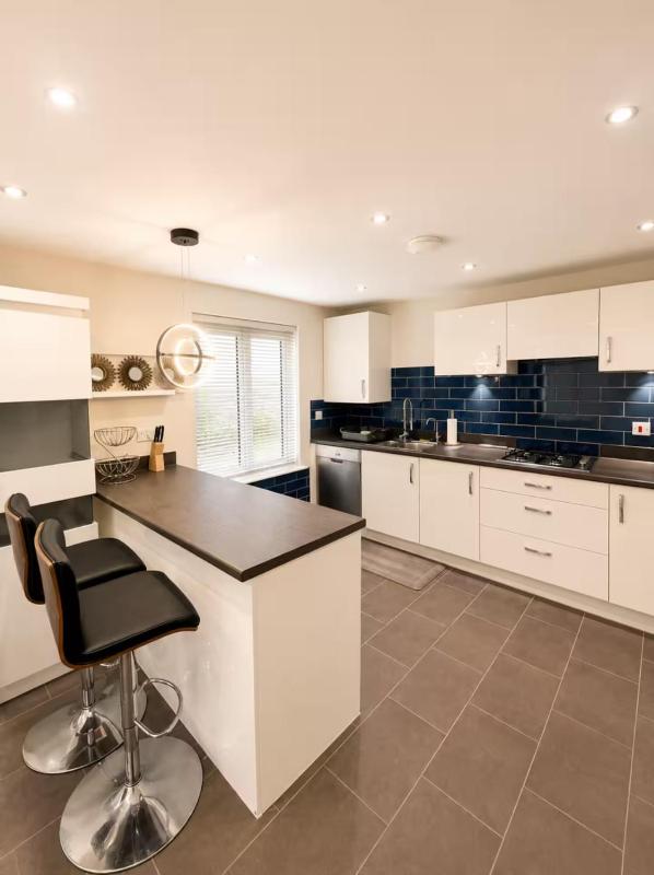 Elegant 4 Bedroom House Sleeps 8 Private Garden - image 2