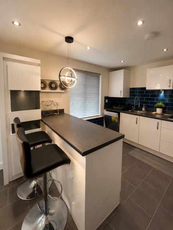 Elegant 4 Bedroom House Sleeps 8 Private Garden - image 15