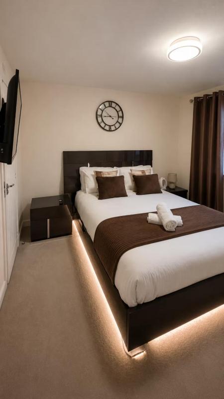 Elegant 4 Bedroom House Sleeps 8 Private Garden - image 19