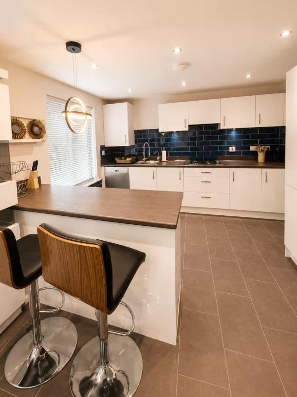 Elegant 4 Bedroom House Sleeps 8 Private Garden - image 12