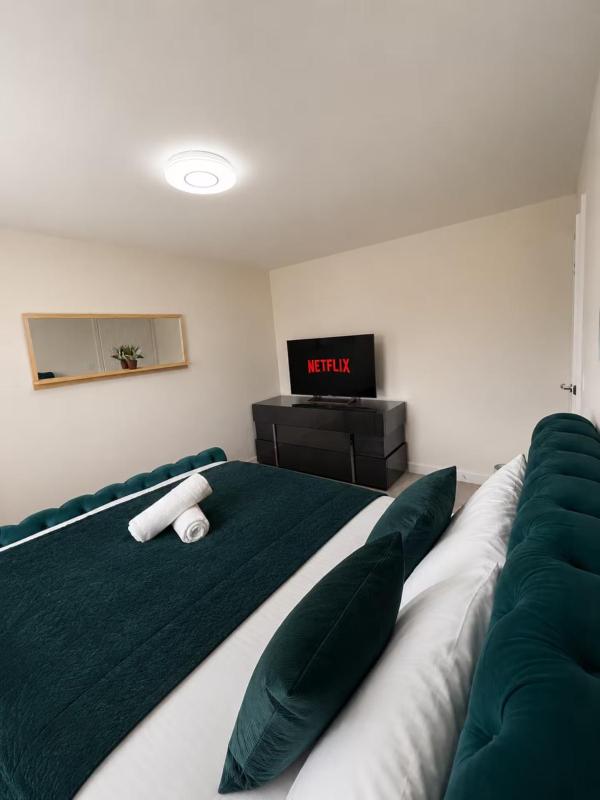 Elegant 4 Bedroom House Sleeps 8 Private Garden - image 7