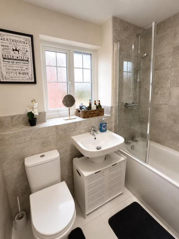 Elegant 4 Bedroom House Sleeps 8 Private Garden - image 18