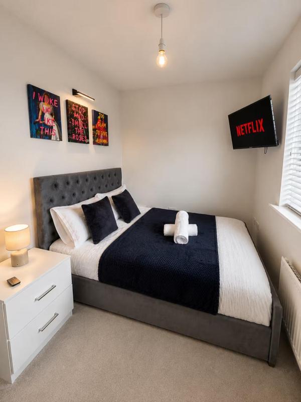 Elegant 4 Bedroom House Sleeps 8 Private Garden - image 16