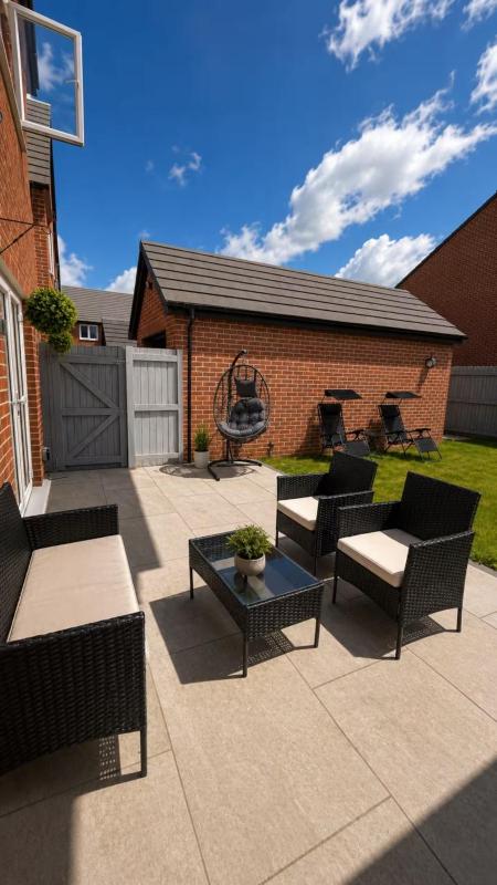 Elegant 4 Bedroom House Sleeps 8 Private Garden - image 6