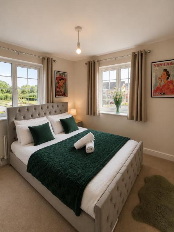 Elegant 4 Bedroom House Sleeps 8 Private Garden - image 11