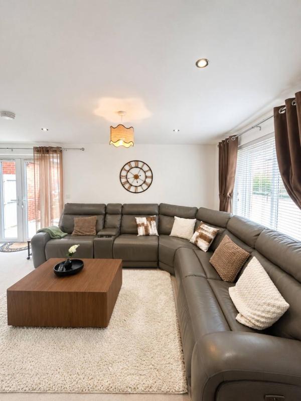 Elegant 4 Bedroom House Sleeps 8 Private Garden - image 9