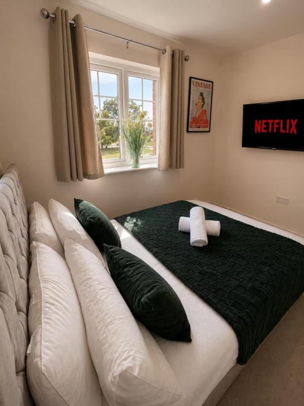 Elegant 4 Bedroom House Sleeps 8 Private Garden - image 14