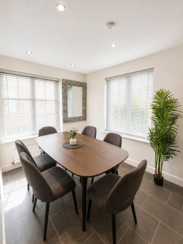 Elegant 4 Bedroom House Sleeps 8 Private Garden - image 8