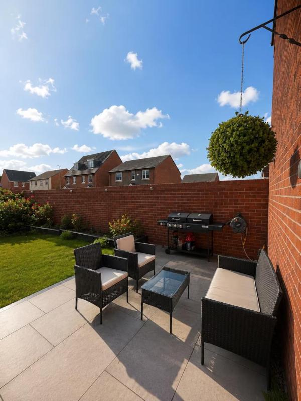 Elegant 4 Bedroom House Sleeps 8 Private Garden - image 5