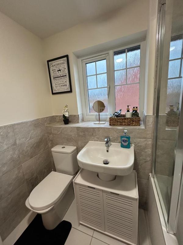 Elegant 4 Bedroom House Sleeps 8 Private Garden - image 10