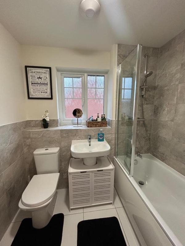 Elegant 4 Bedroom House Sleeps 8 Private Garden - image 24