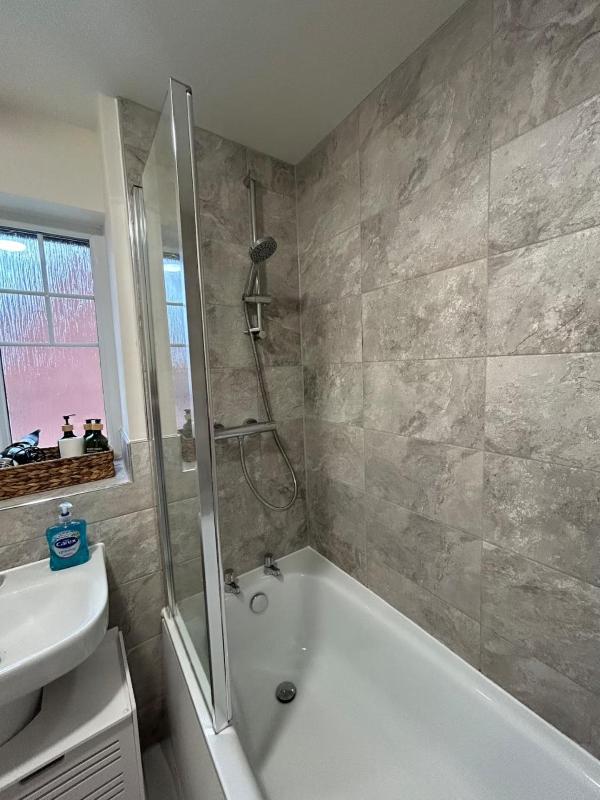 Elegant 4 Bedroom House Sleeps 8 Private Garden - image 22