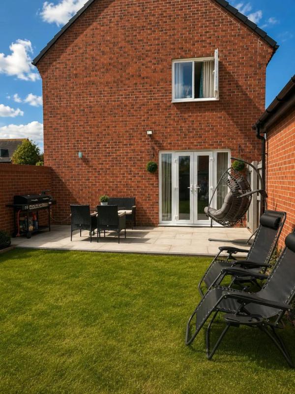 Elegant 4 Bedroom House Sleeps 8 Private Garden - image 13