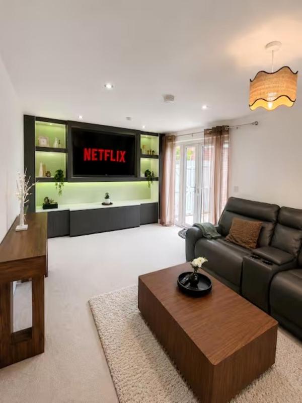 Elegant 4 Bedroom House Sleeps 8 Private Garden - image 25