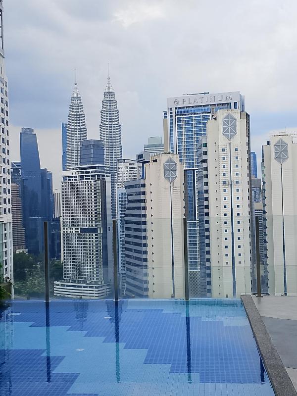 Kualalampur rooftop pool petronas twin tower view majestic residence - image 10