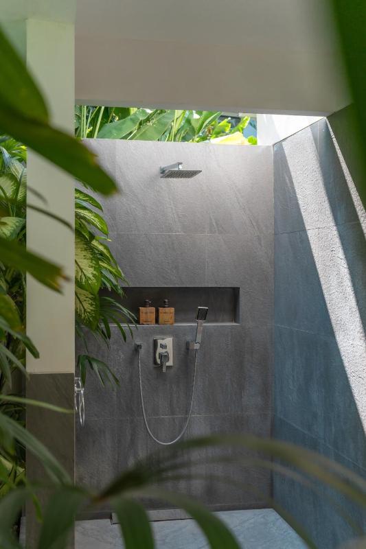The Jendela House - Luxury 5BR Canggu Villa with Sauna Jacuzzi and Rooftop - image 15
