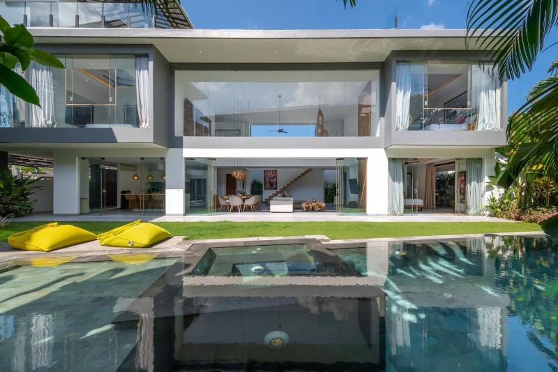 The Jendela House - Luxury 5BR Canggu Villa with Sauna Jacuzzi and Rooftop - image 9