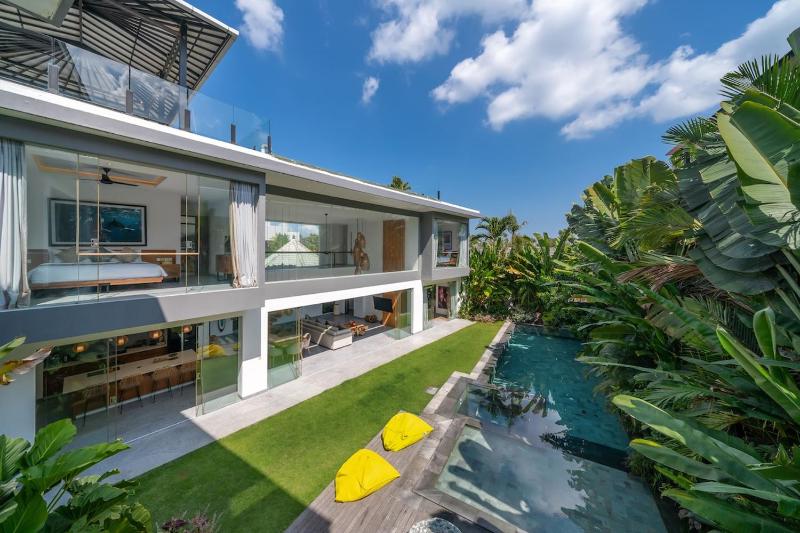 The Jendela House - Luxury 5BR Canggu Villa with Sauna Jacuzzi and Rooftop - image 7