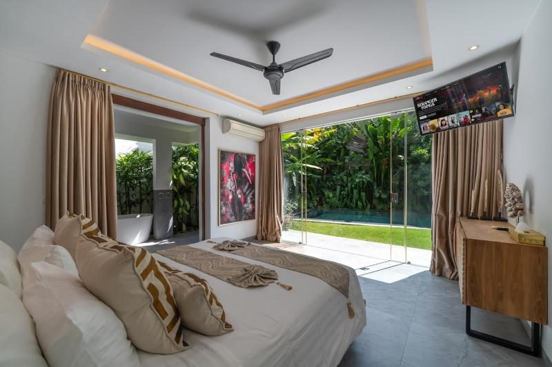 The Jendela House - Luxury 5BR Canggu Villa with Sauna Jacuzzi and Rooftop - image 8