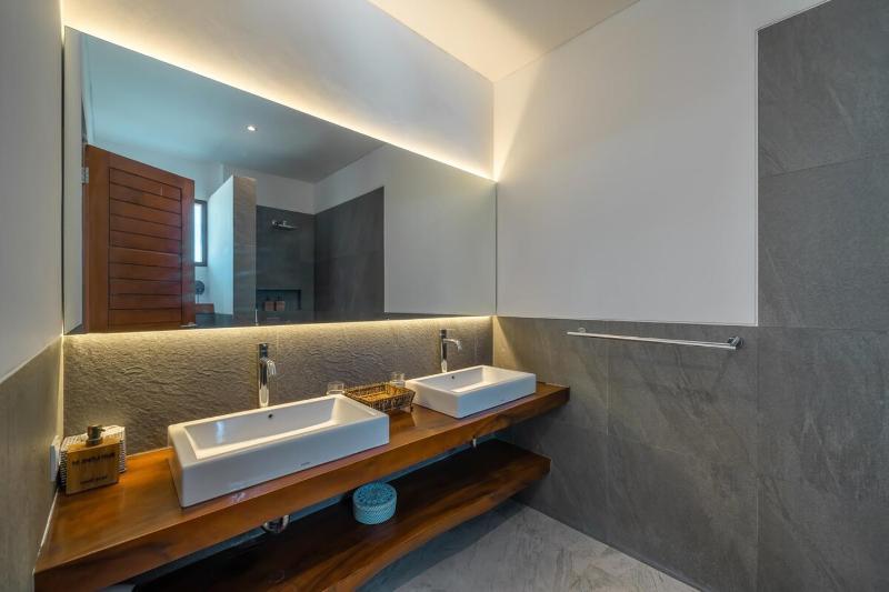 The Jendela House - Luxury 5BR Canggu Villa with Sauna Jacuzzi and Rooftop - image 31