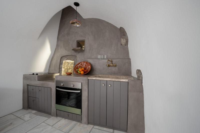 Senior Cave Apartment with Outdoor Jacuzzi image 4