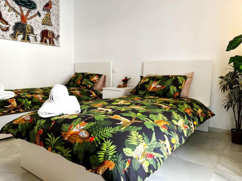 2 Bed Apartment Huge Terrace & Pool - image 4