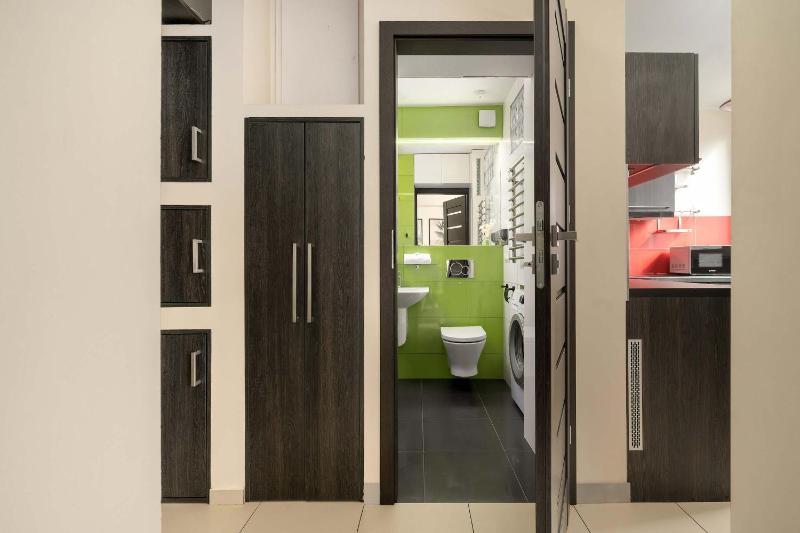 Kameralne Studio na Starym Mieście by Noclegi Renters - image 12