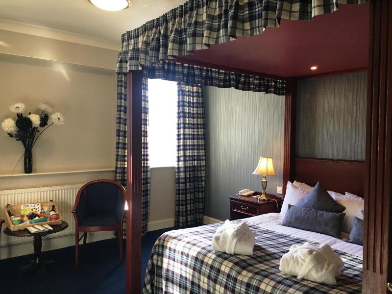 Double Room with Four Poster Bed image 4