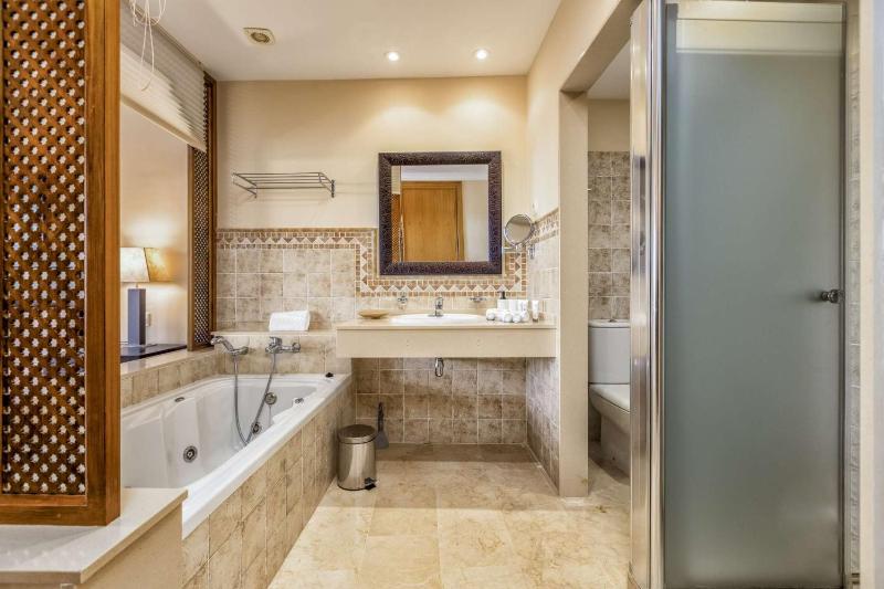 Private Jacuzzi Pool & Terrace Near Beach - image 12