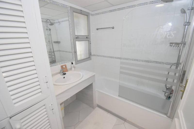 Ground Floor Apt with Pool & Garden Access - image 5