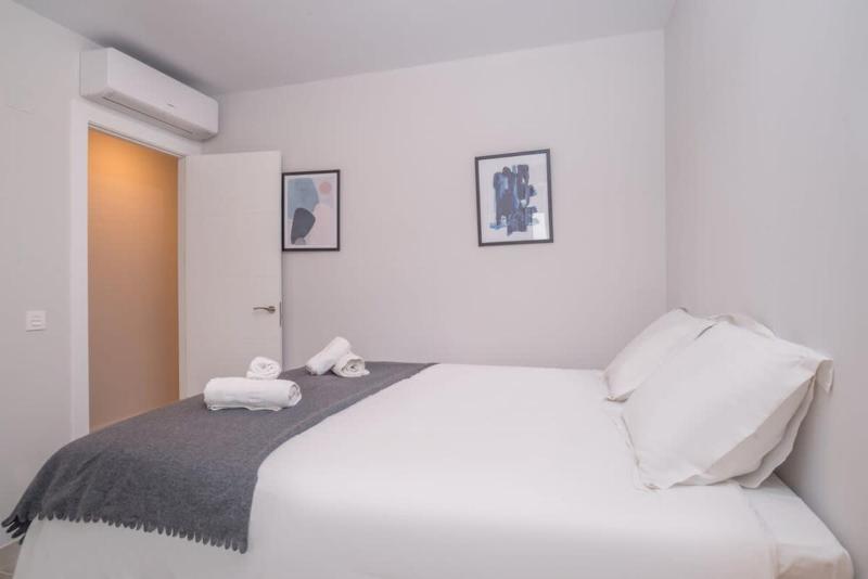 Modern 2BR Apartment Walk to Beach & Old Town - image 16